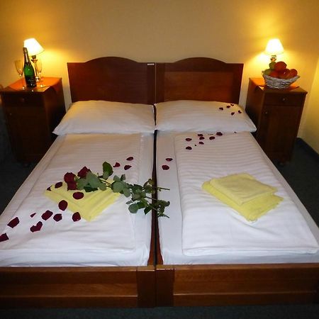 Hotel Korunni Princ Турнов Екстериор снимка