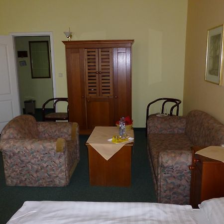 Hotel Korunni Princ Турнов Екстериор снимка