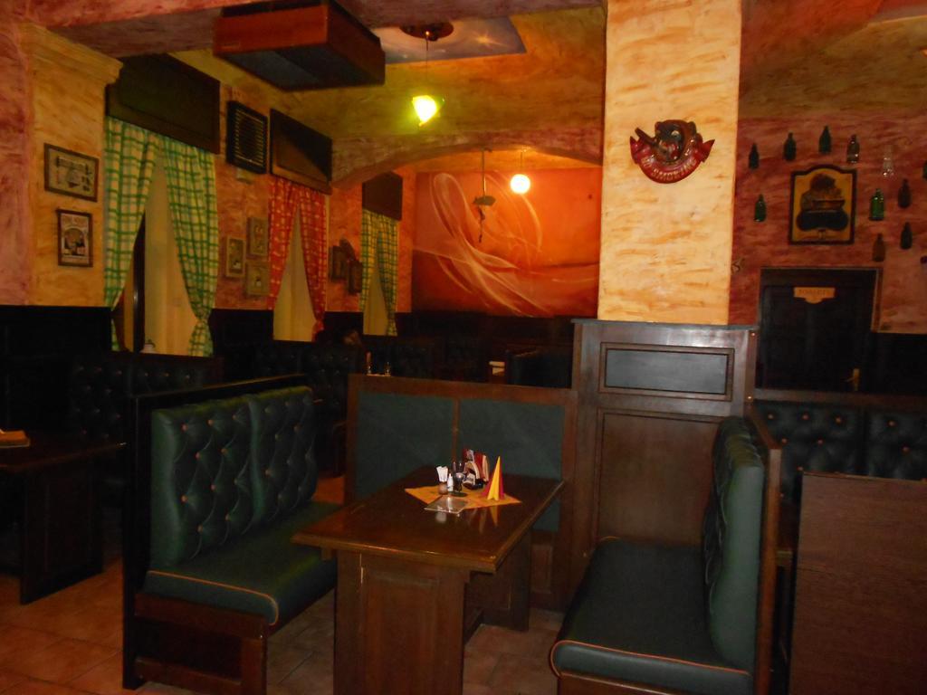 Hotel Korunni Princ Турнов Екстериор снимка