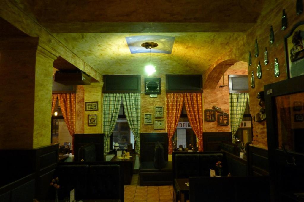 Hotel Korunni Princ Турнов Екстериор снимка