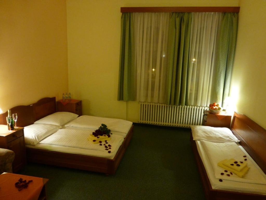 Hotel Korunni Princ Турнов Екстериор снимка