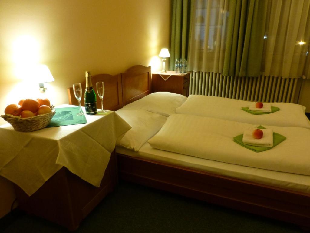 Hotel Korunni Princ Турнов Екстериор снимка
