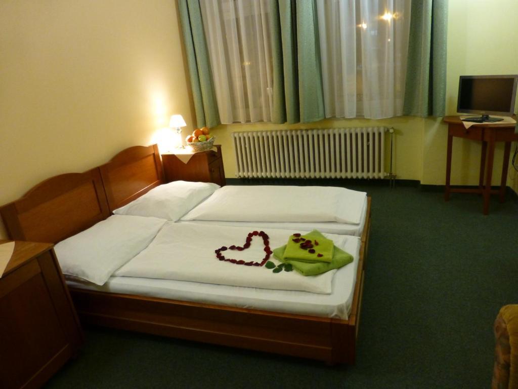 Hotel Korunni Princ Турнов Екстериор снимка